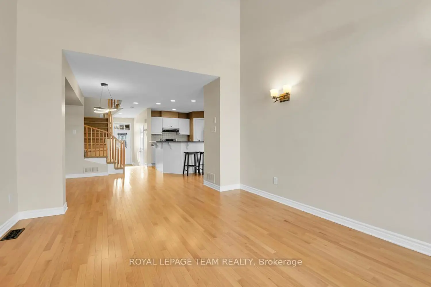 541 Salzburg Drive photo 2