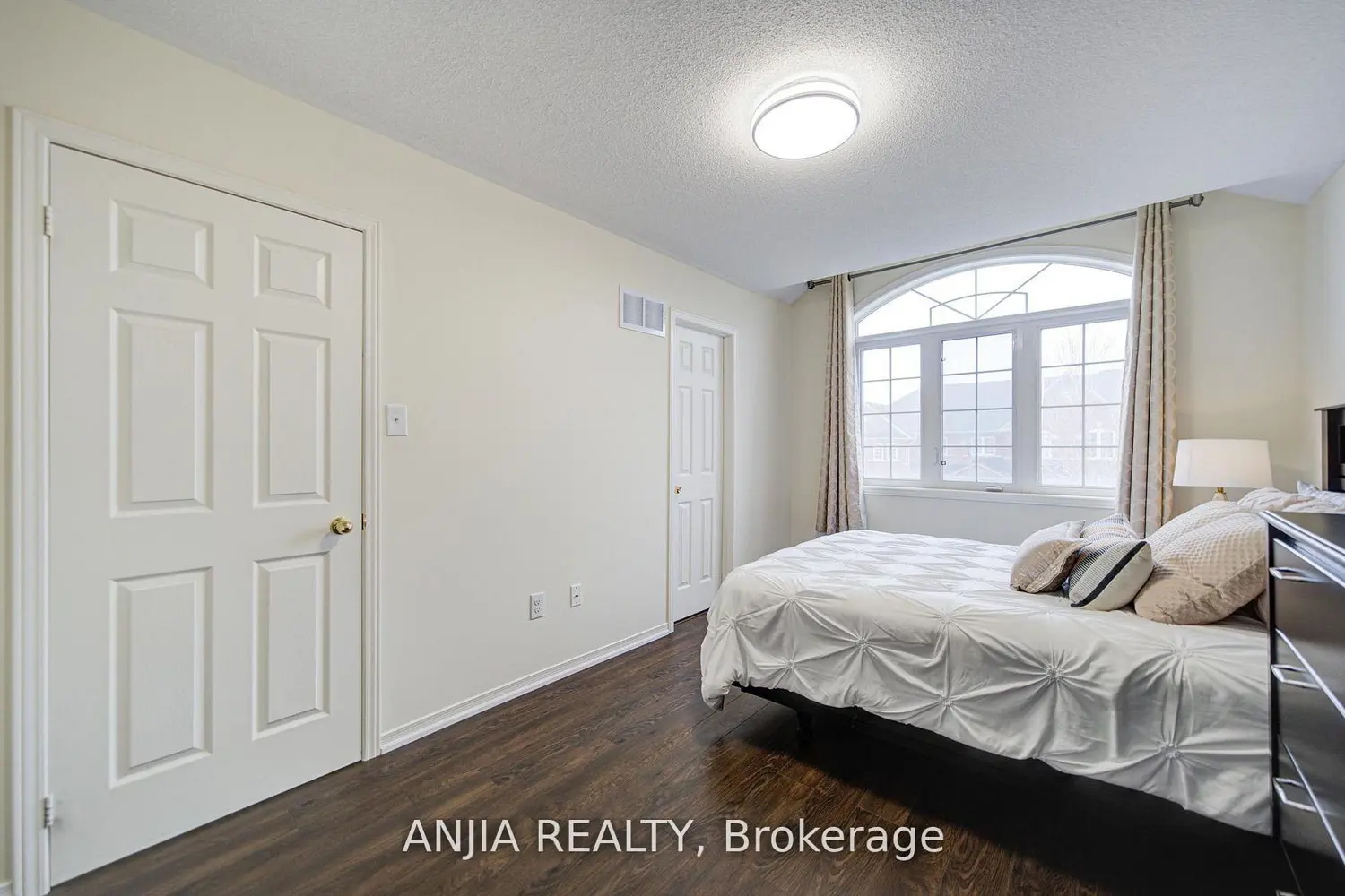 Additional image 13 of 1124 Bur Oak Avenue