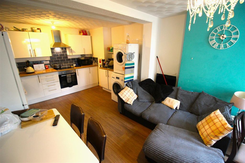 5 bed shared accommodation to rentMarmion Road, Southsea. PO5 photo 2