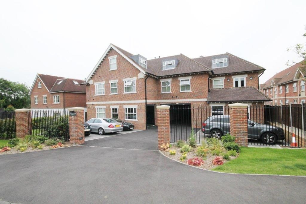 3 bed flat to rentWilliam Court, 109-111 Manor Road, Chigwell, Essex IG7