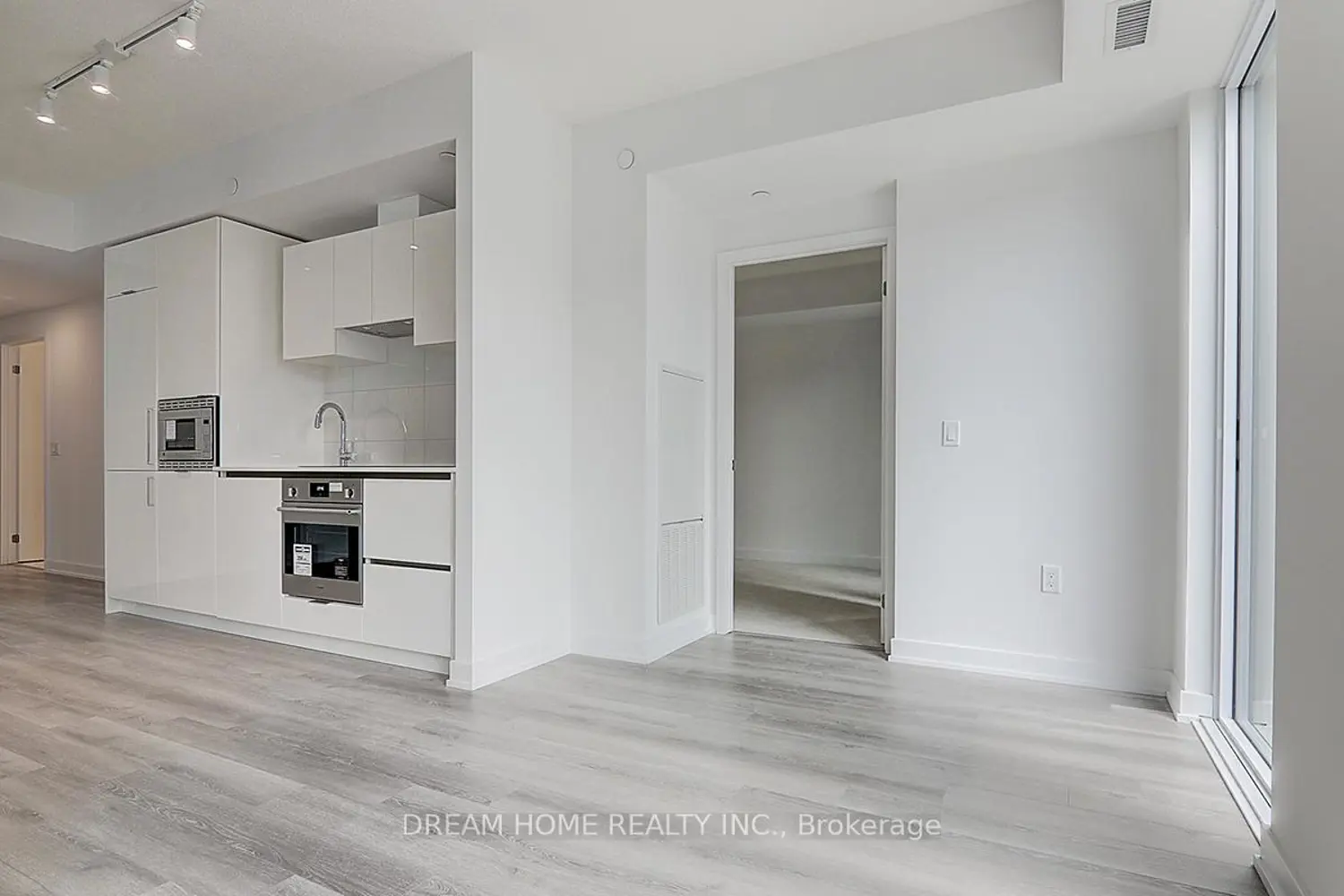 Additional image 13 of 238 Simcoe Street 1608
