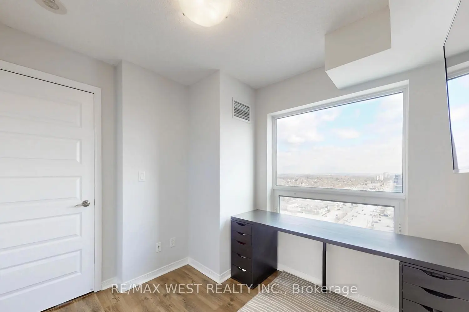 Additional image 8 of 215 Queen Street 2108