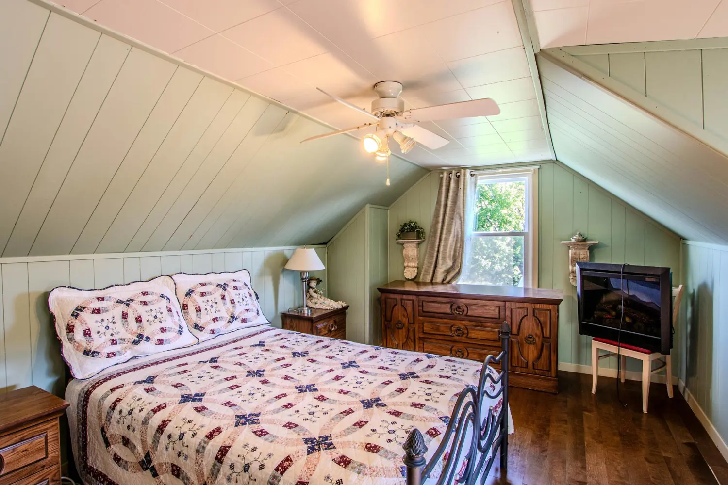 2041 Flos 4 Road photo 5