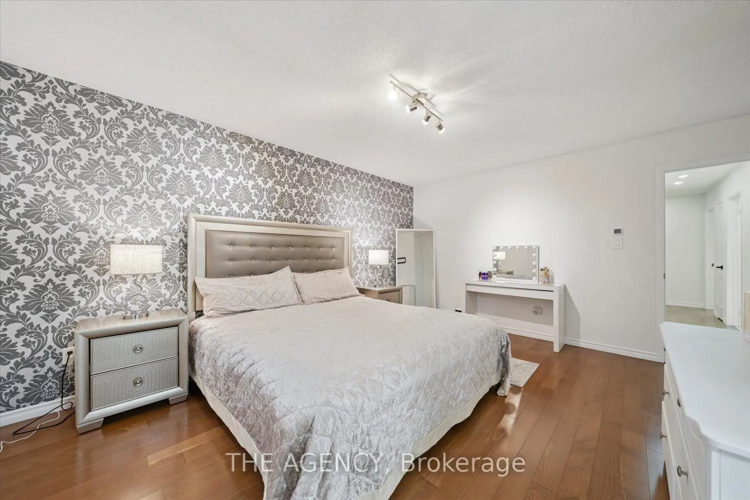 Additional image 7 of 908 Oaktree Crescent