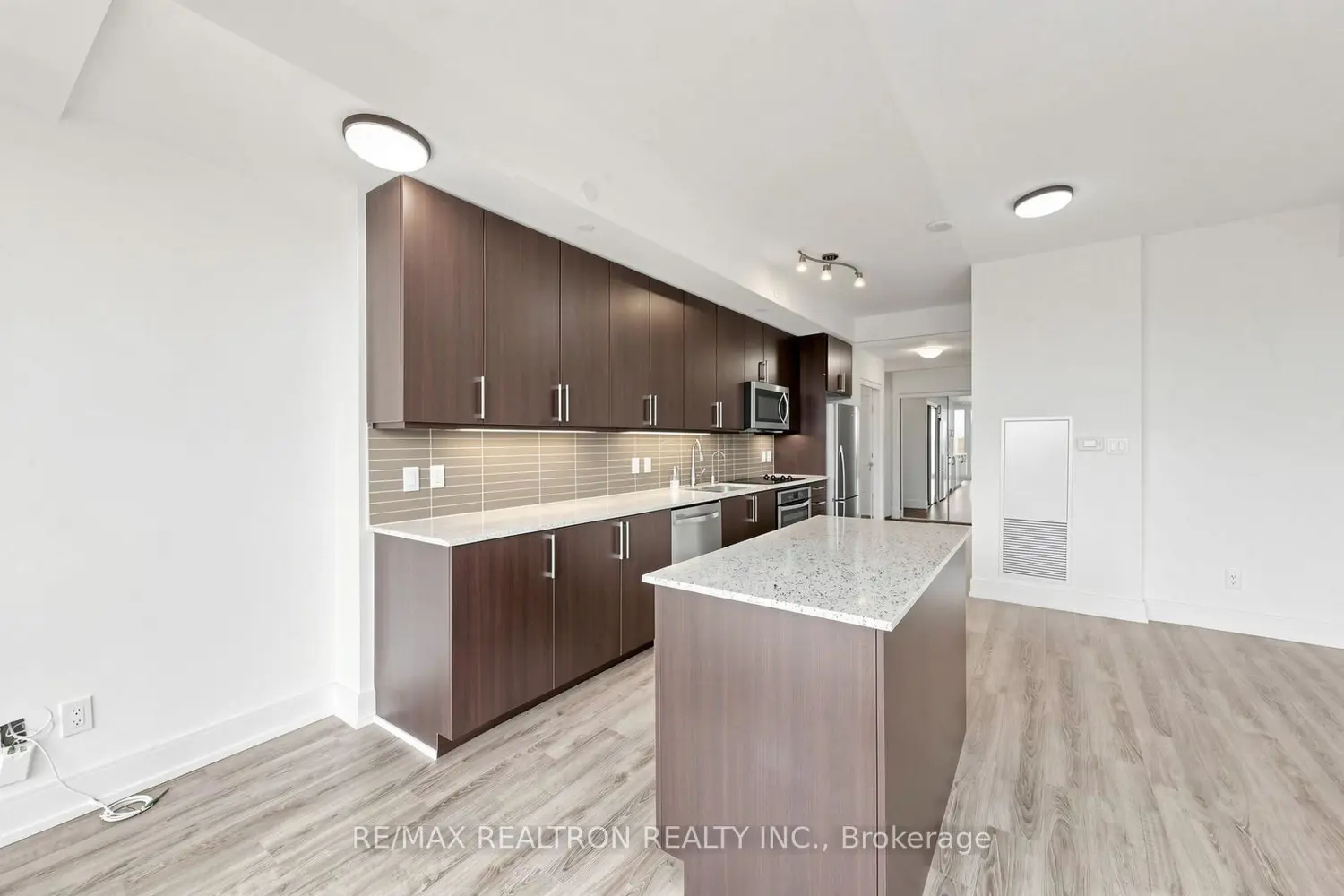 Additional image 13 of 9608 Yonge Street 606