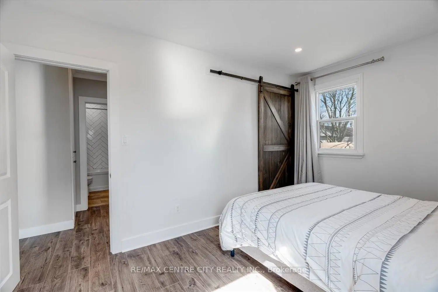 359 Albert Street photo 4