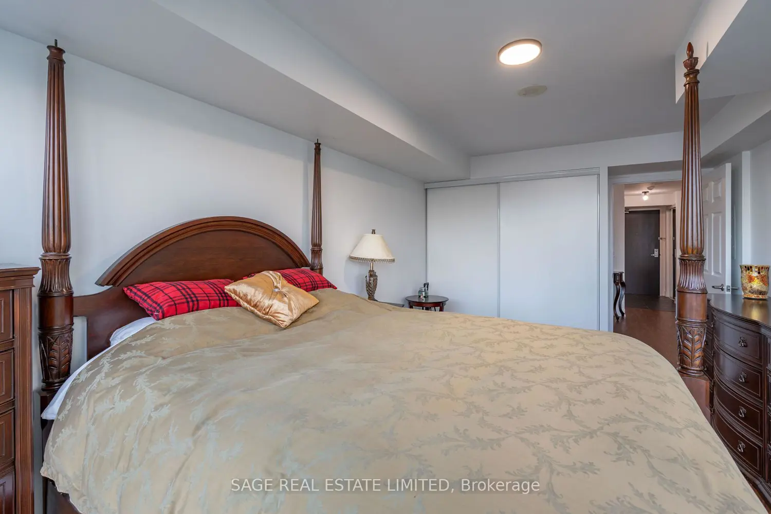 Additional image 9 of 19 Grand Trunk Crescent 3712