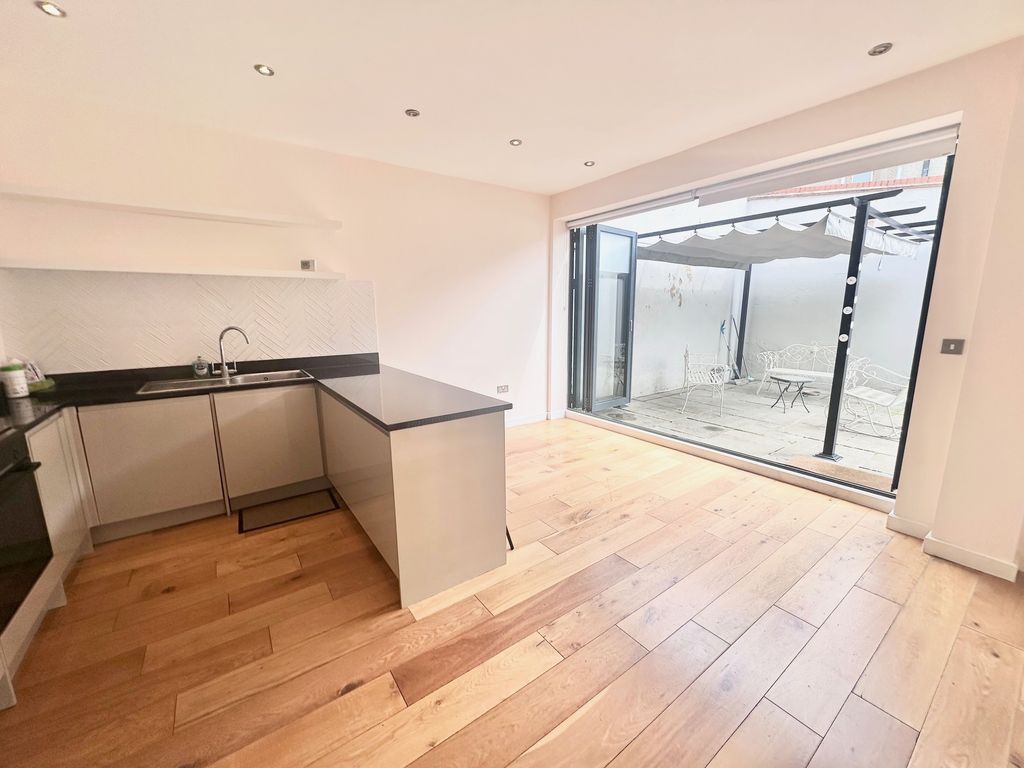 Additional image 11 of 4 bed detached house to rentBuntingbridge Road, Ilford IG2