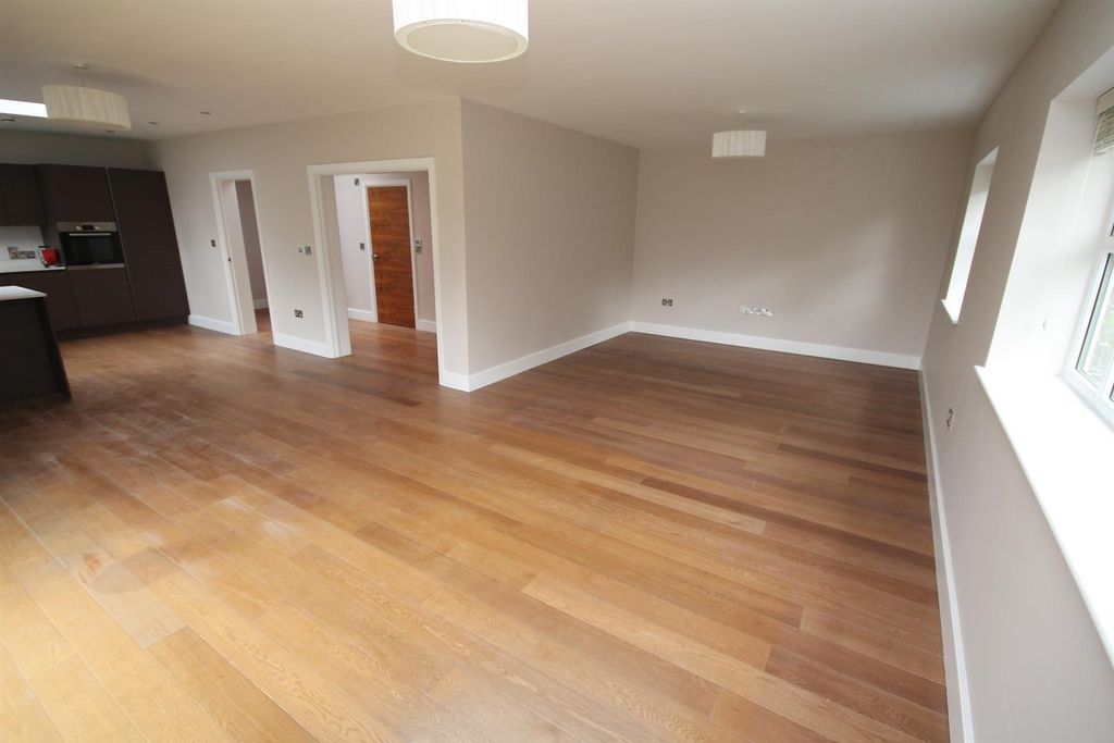 Additional image 4 of 3 bed flat to rentWilliam Court, 109-111 Manor Road, Chigwell, Essex IG7