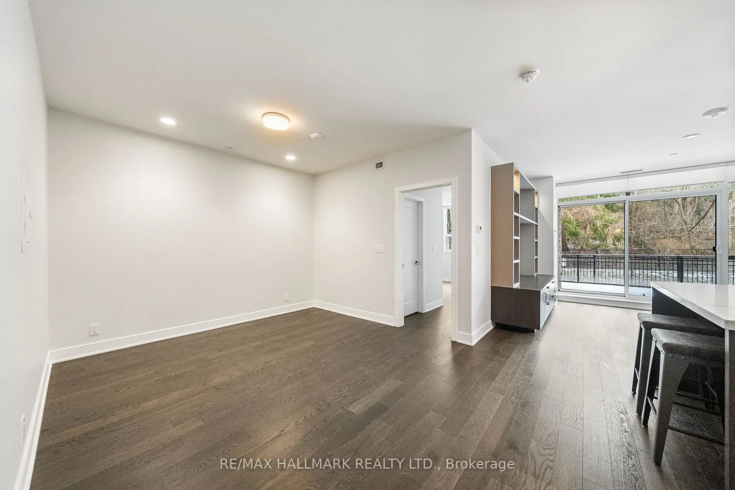 Additional image 6 of 1575 Lakeshore Road 111
