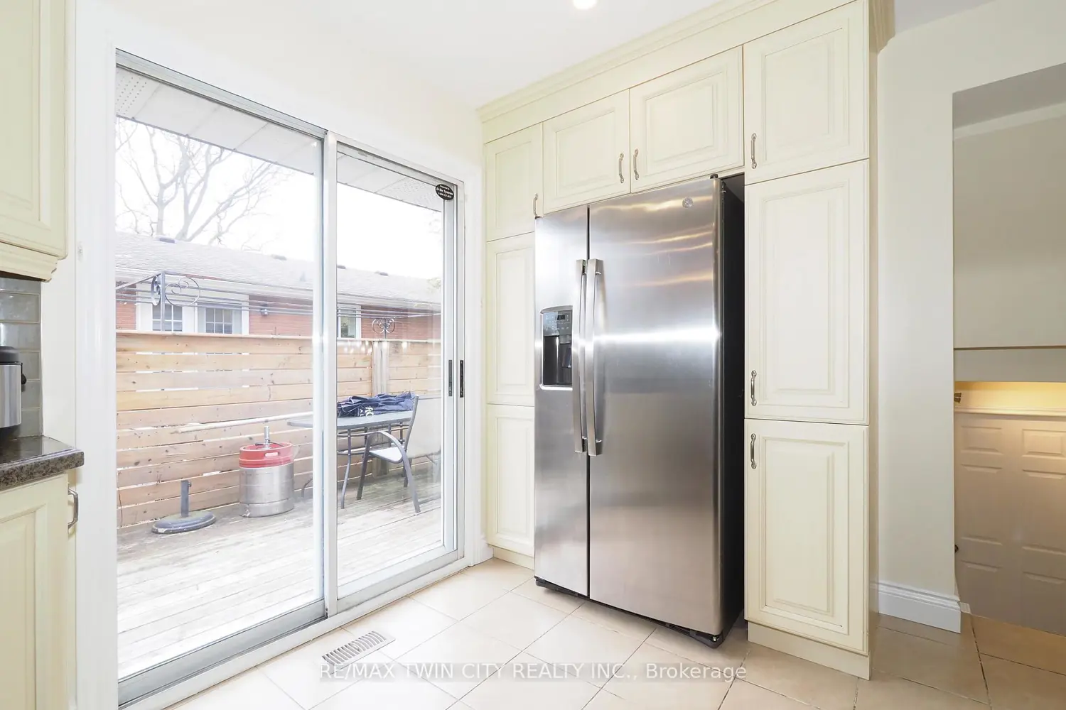 163 Pinegrove Crescent photo 4