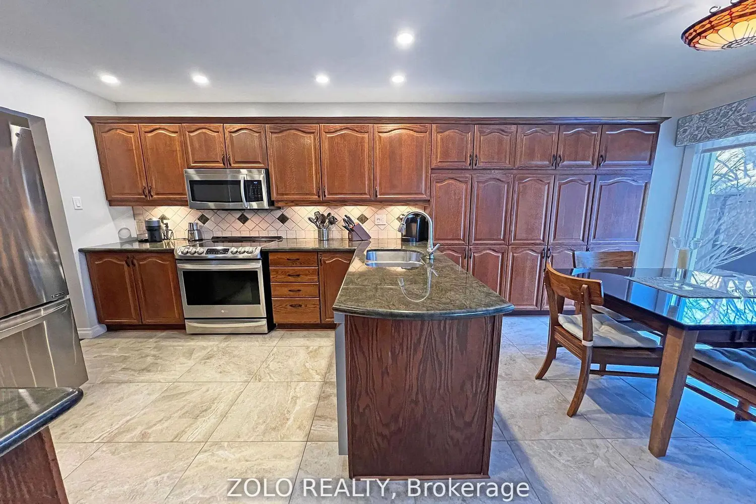 736 Hauteview Crescent photo 3