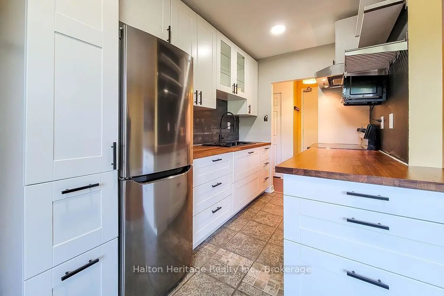 Additional image 18 of 81 Charlton Avenue 905