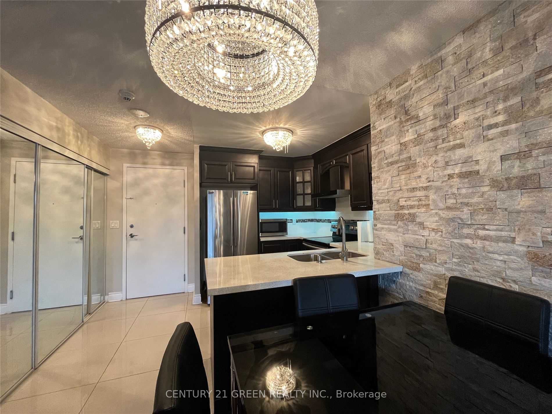 435-3888 Duke Of York Boulevard, Mississauga, ON, L5B 4P5