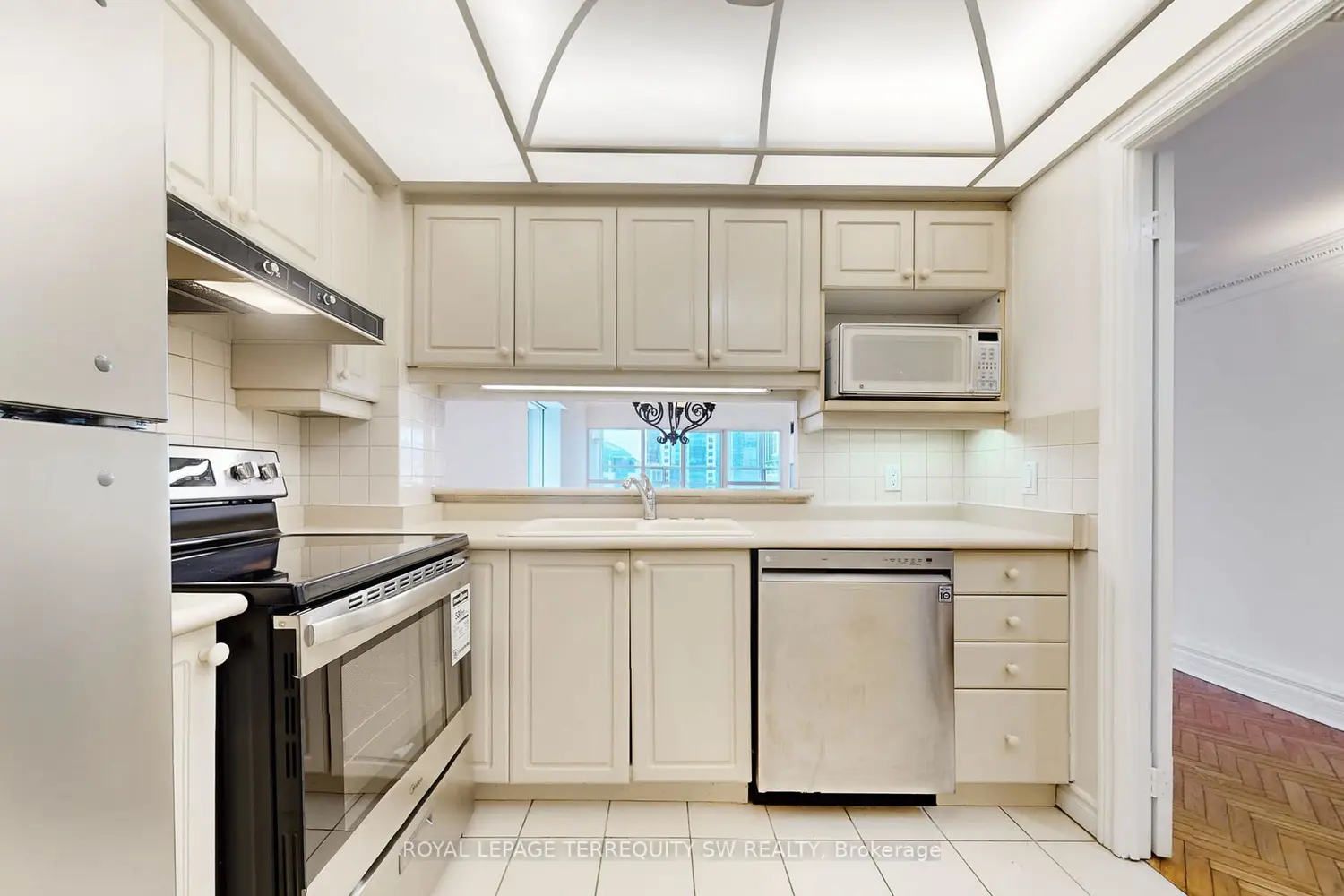 Additional image 9 of 71 Simcoe Street 2001