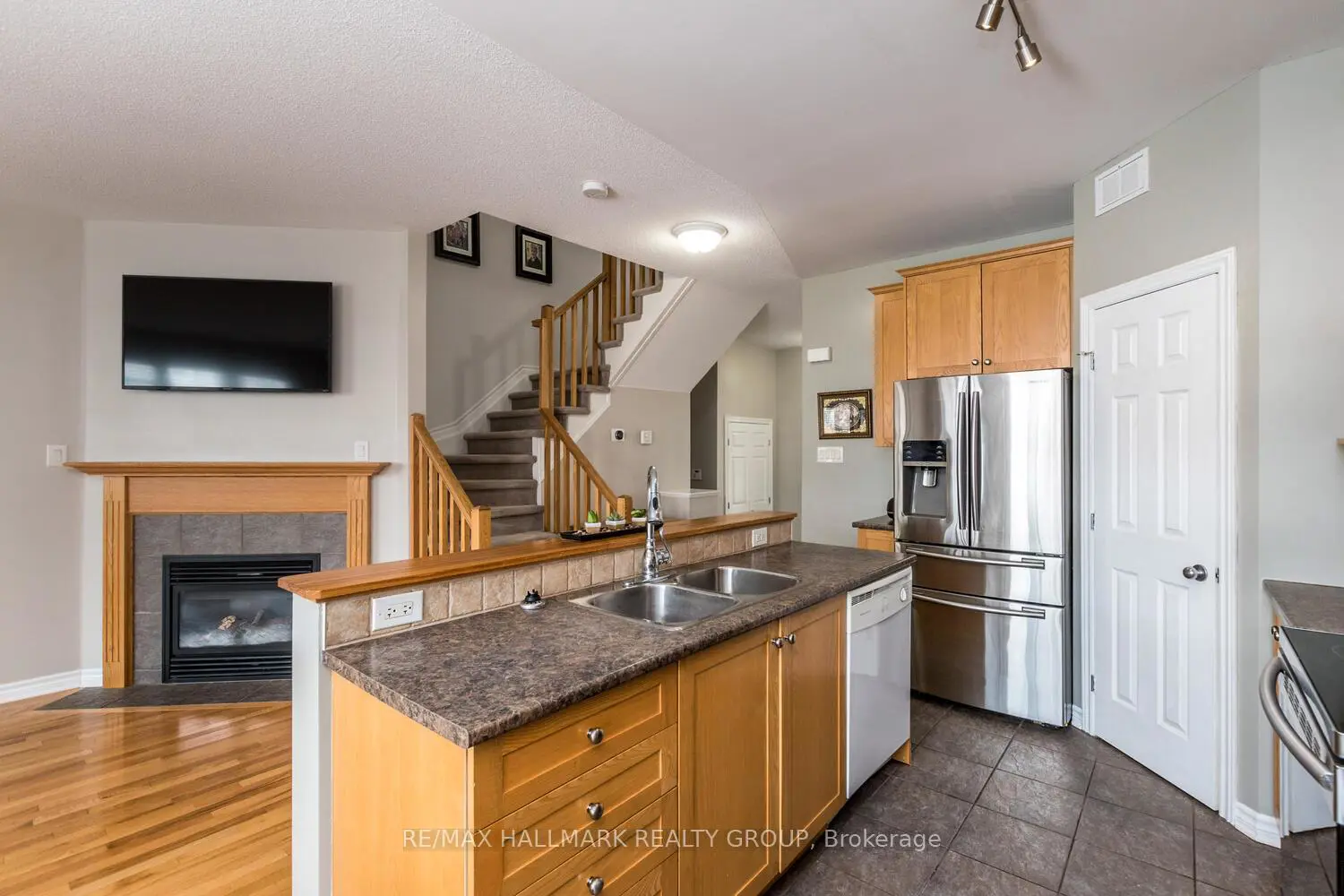266 Horseshoe Crescent photo 5