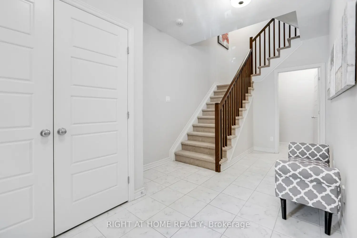 554 Labrador Crescent photo 2
