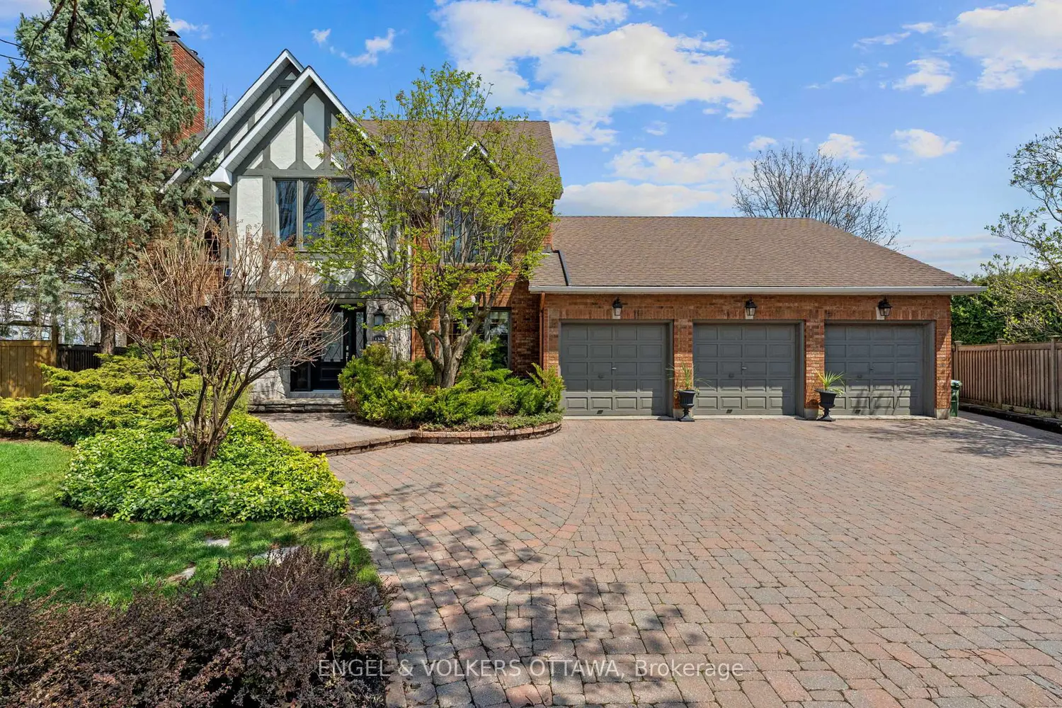 1345 De Papillon Place photo 3