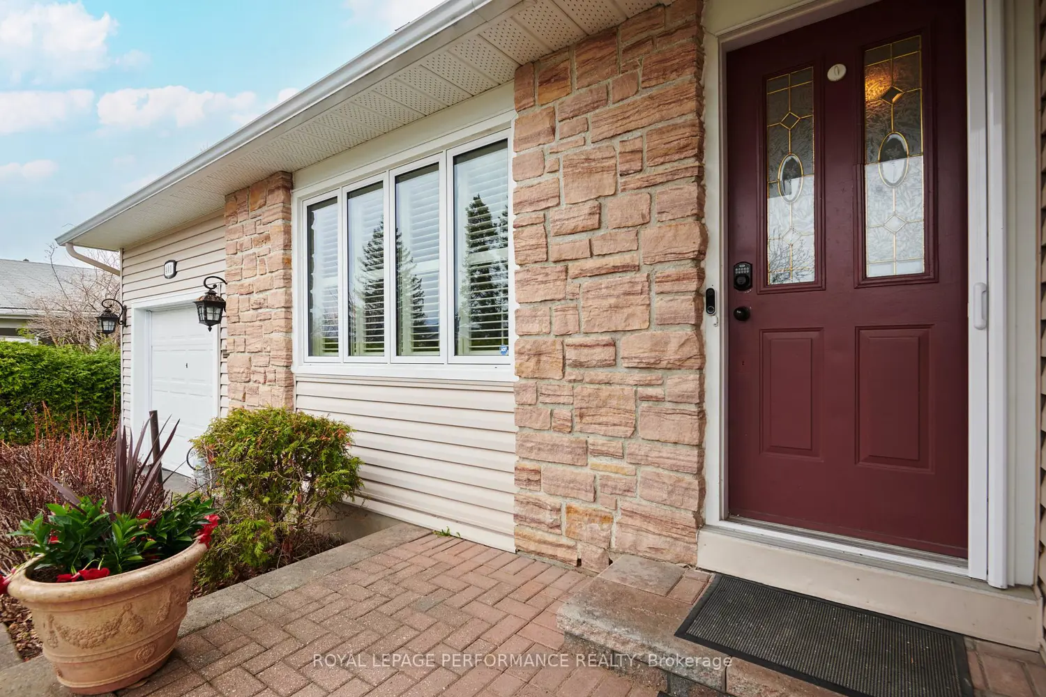 401 Phoenix Crescent photo 3
