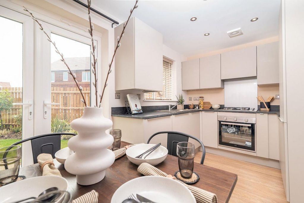 Additional image 3 of 3 bed semi-detached house to rentDane Park, Hull HU6