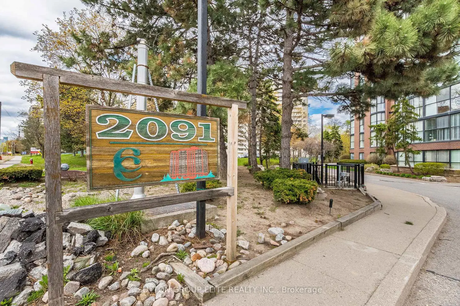 2091 Hurontario Street 307