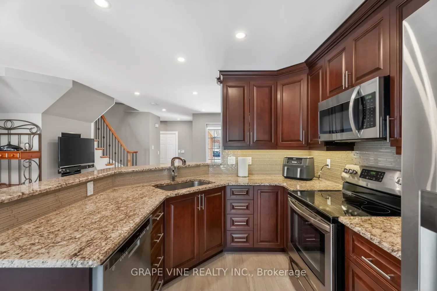 142 College Circle photo 3