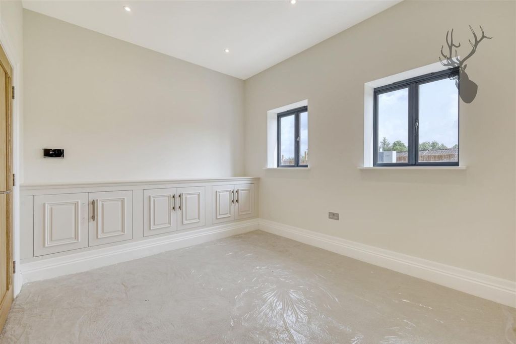Additional image 18 of 4 bed detached house to rentMott Street, Loughton IG10
