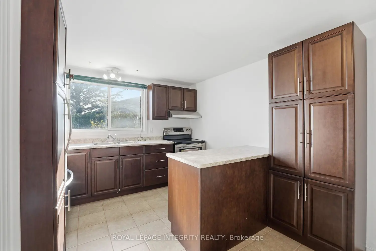 1460 Heatherington Road K photo 3