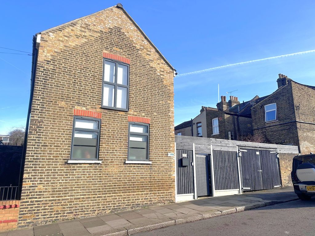 4 bed detached house to rentBuntingbridge Road, Ilford IG2