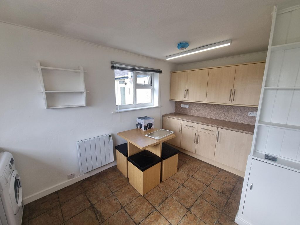 2 bed flat to rentThe Square, Pentraeth LL75 photo 2