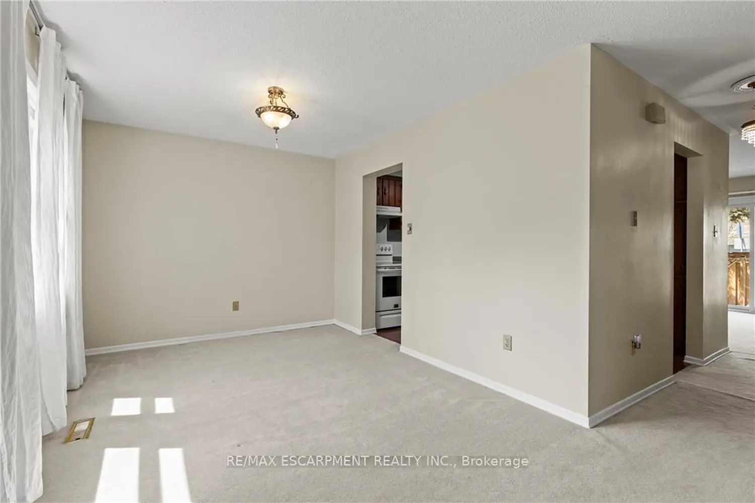 Additional image 3 of 2825 Gananoque Drive 11