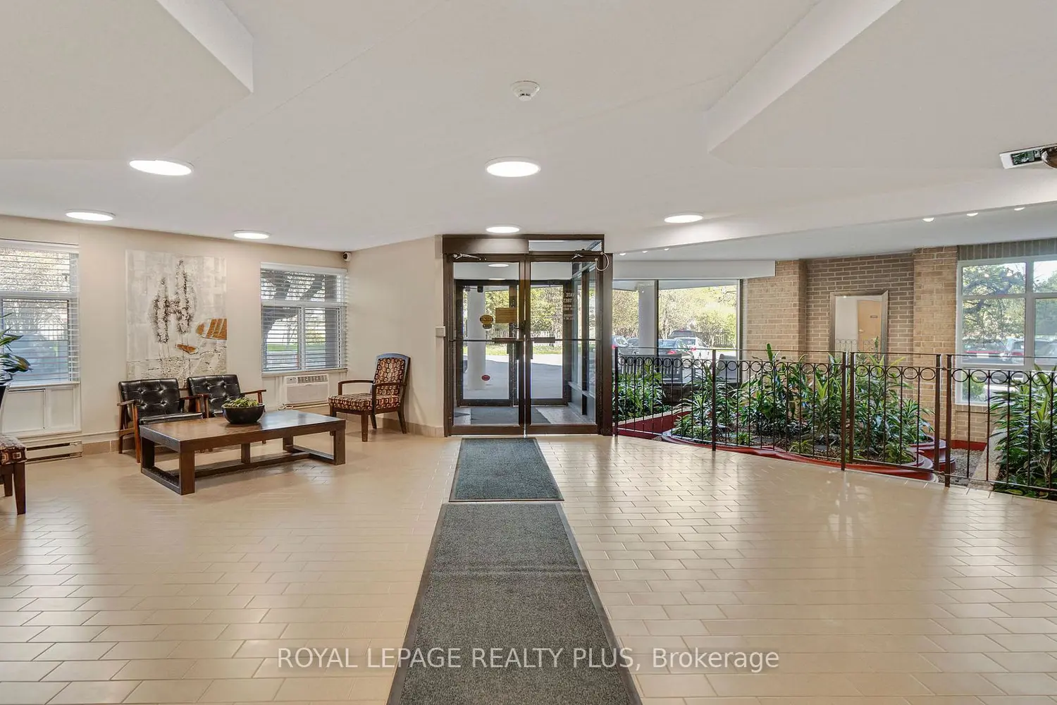8 Christopher Court 603 photo 3