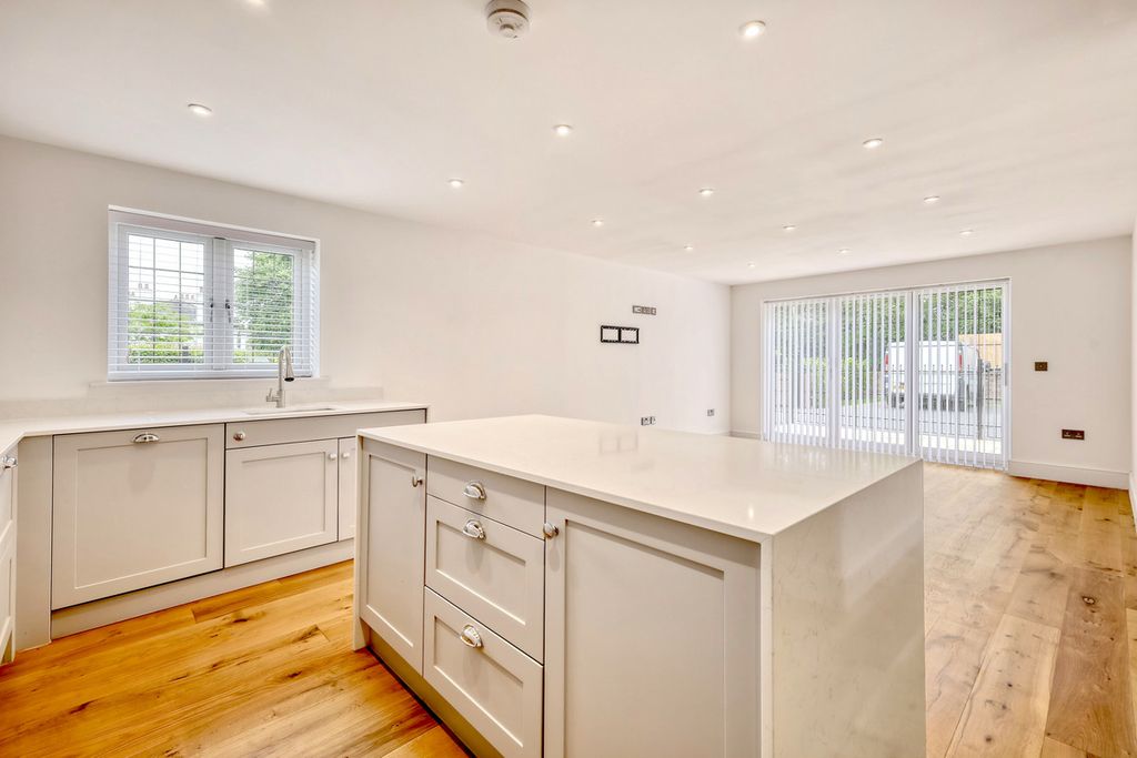 Additional image 11 of 2 bed flat to rentShenfield Road, Brentwood CM15