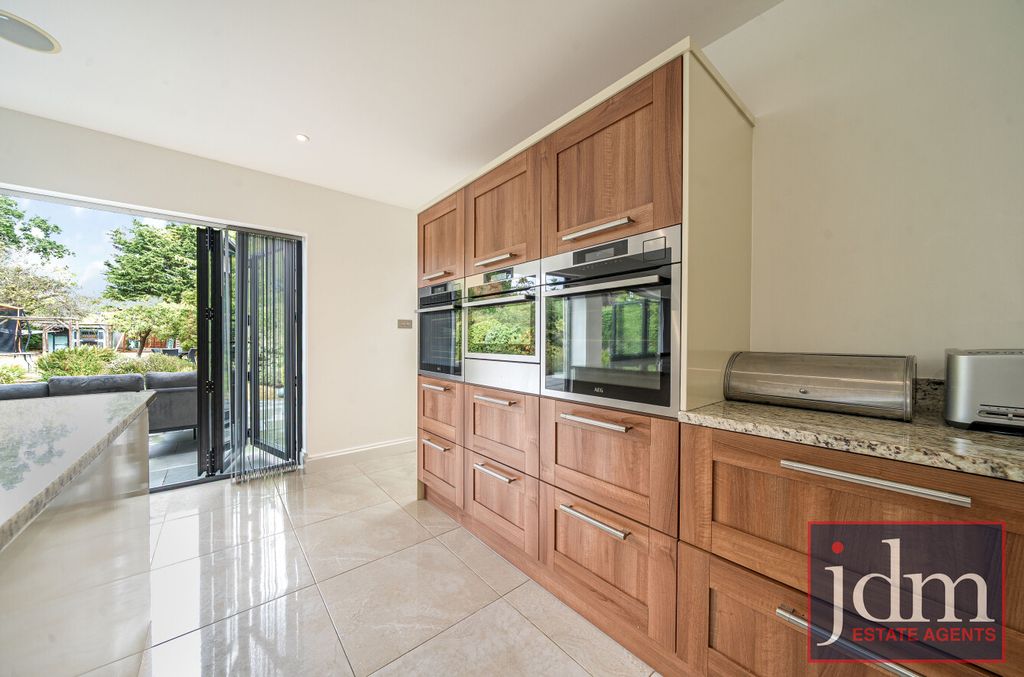 Additional image 7 of 5 bed detached house to rentClarendon Way, Chislehurst BR7