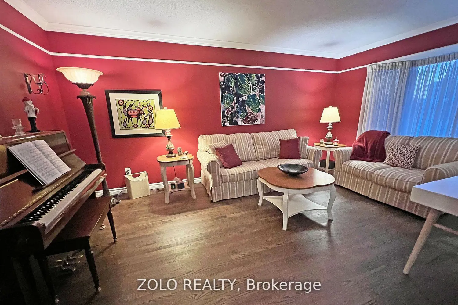 736 Hauteview Crescent photo 2