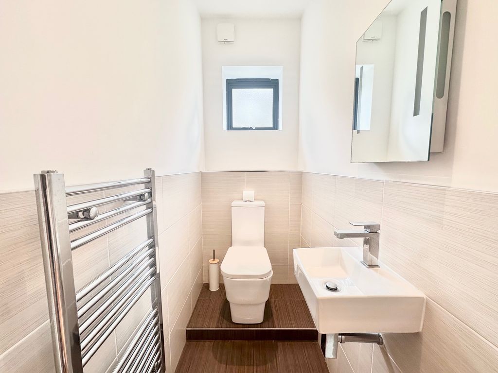 Additional image 8 of 4 bed detached house to rentBuntingbridge Road, Ilford IG2