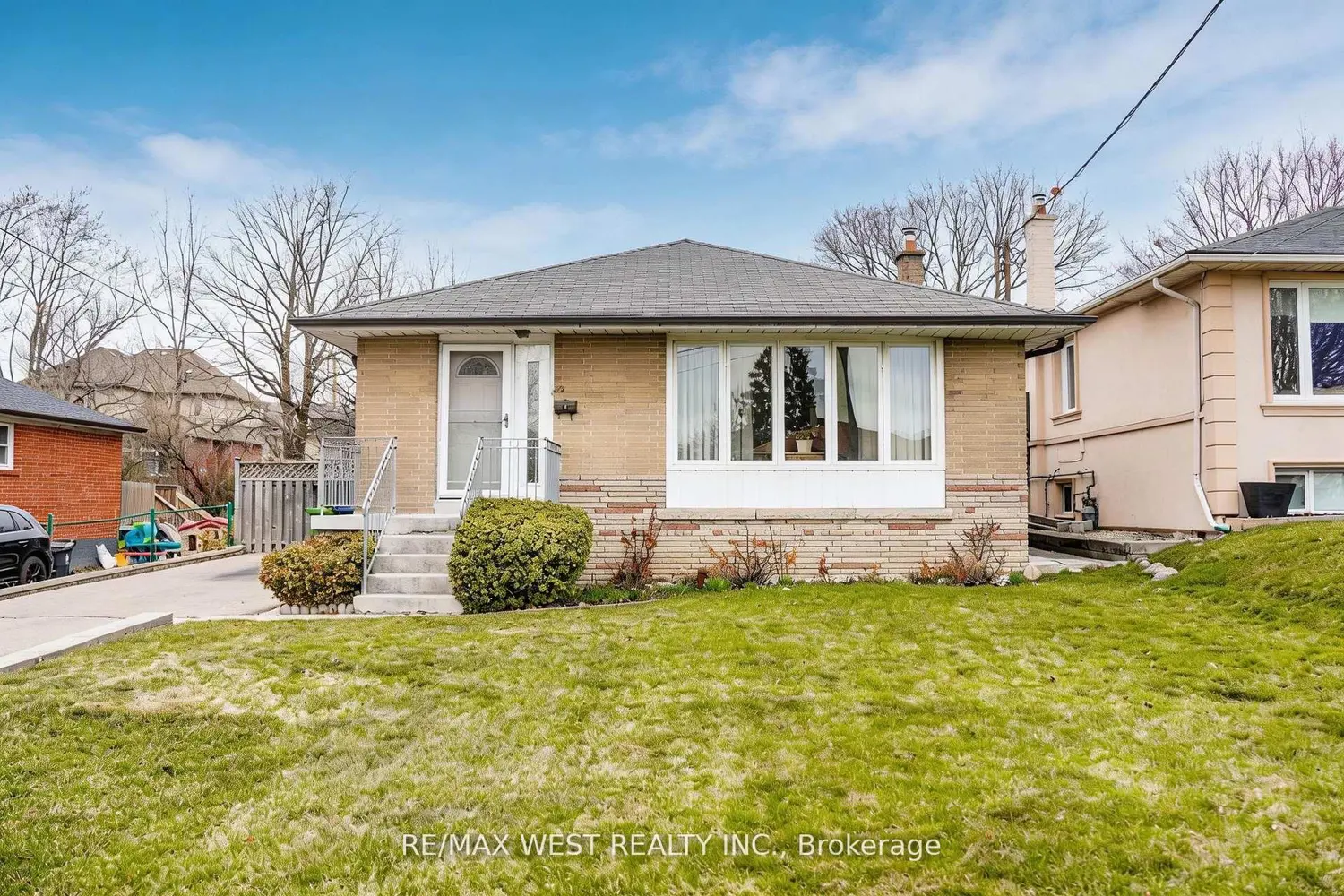 32 Deevale Road
