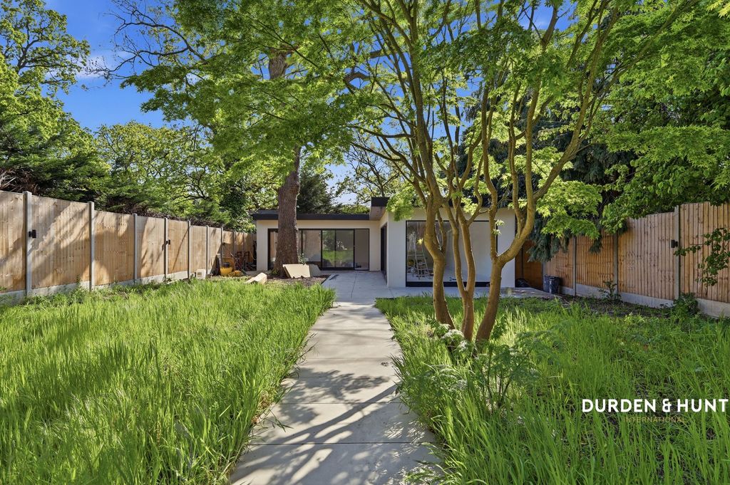 Additional image 17 of 4 bed detached bungalow to rentTomswood Road, Chigwell IG7