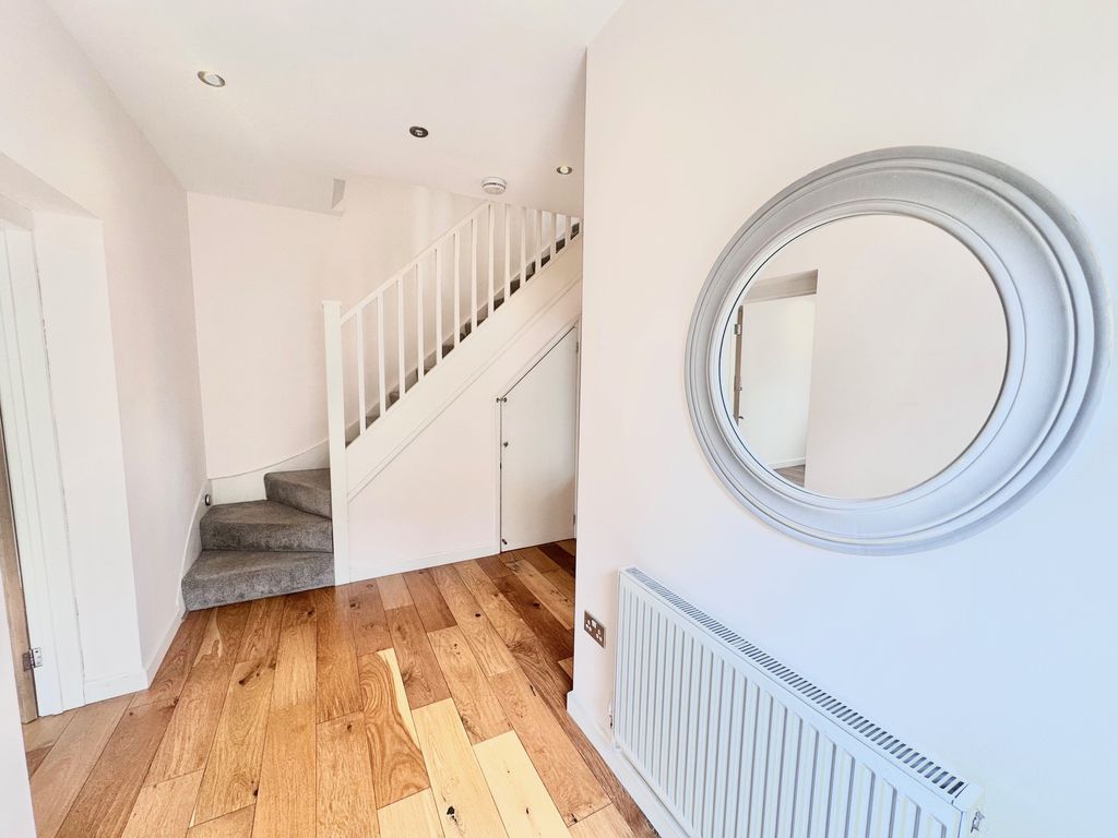 Additional image 6 of 4 bed detached house to rentBuntingbridge Road, Ilford IG2