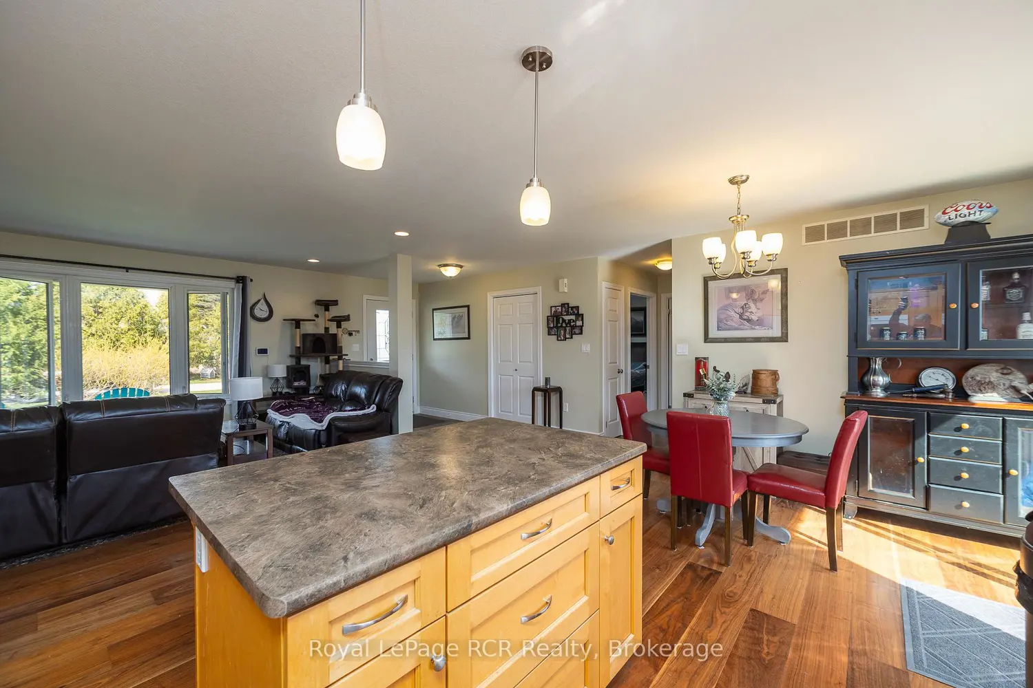 123 Douglas Street photo 3