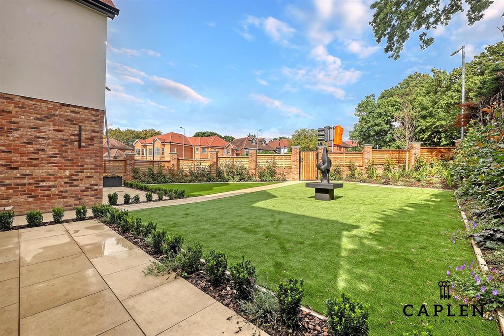 Additional image 8 of 3 bed flat to rentManor Road, Chigwell IG7