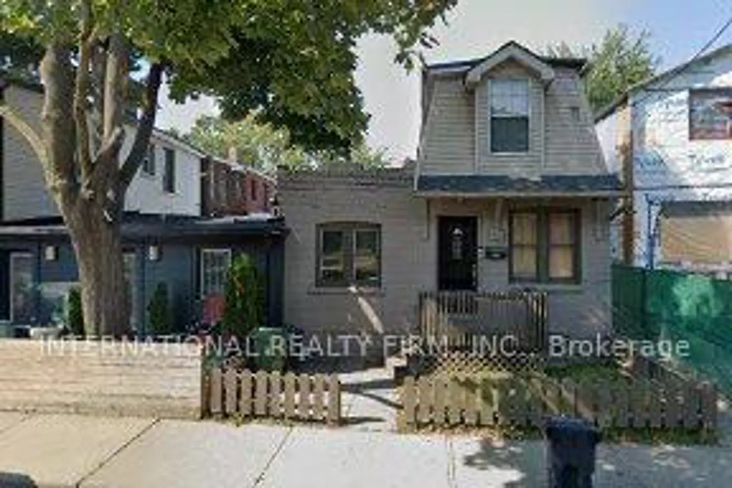 16 Uxbridge Avenue