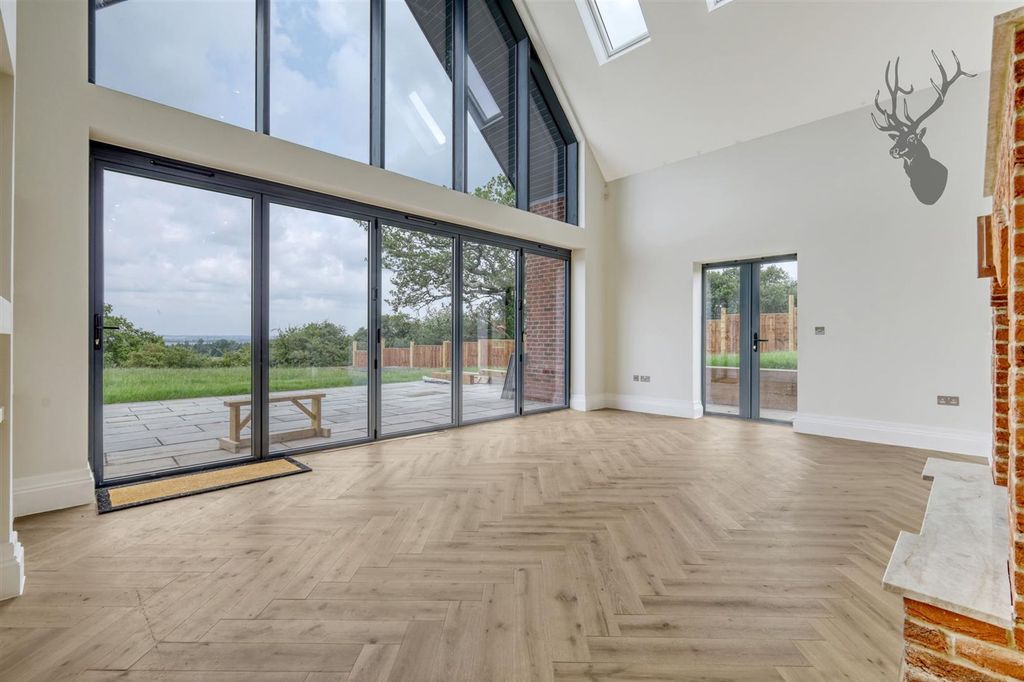 Additional image 2 of 4 bed detached house to rentMott Street, Loughton IG10