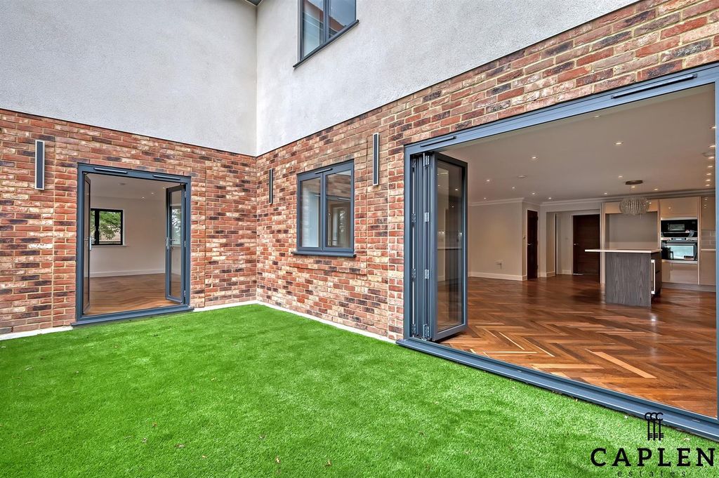Additional image 10 of 3 bed flat to rentManor Road, Chigwell IG7