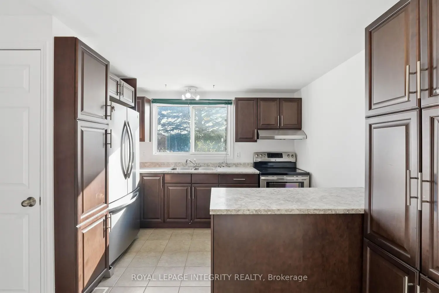 1460 Heatherington Road K photo 2