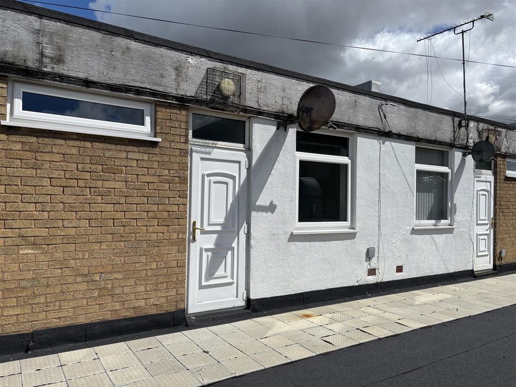 2 bed flat to rentHigh Street, Connahs Quay CH5