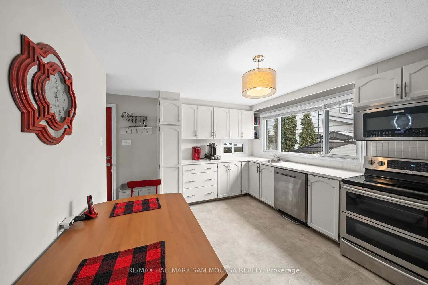 46 Seymour Avenue photo 4