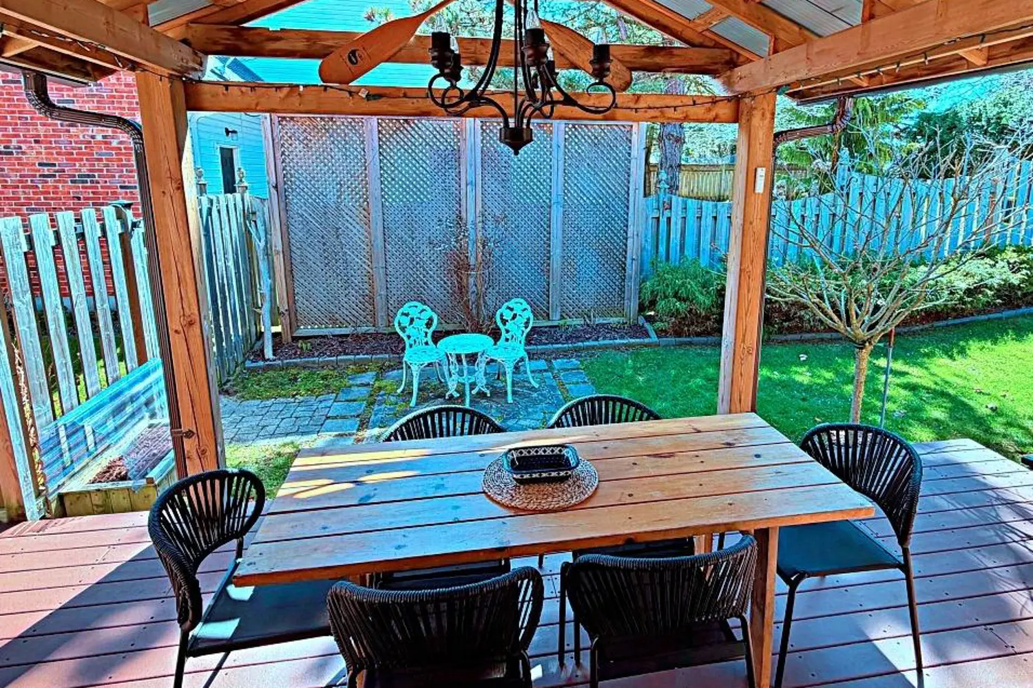524 Lynden Crescent photo 4
