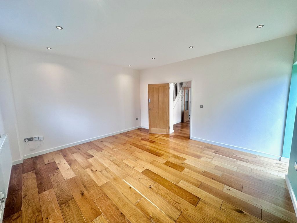 Additional image 10 of 4 bed detached house to rentBuntingbridge Road, Ilford IG2