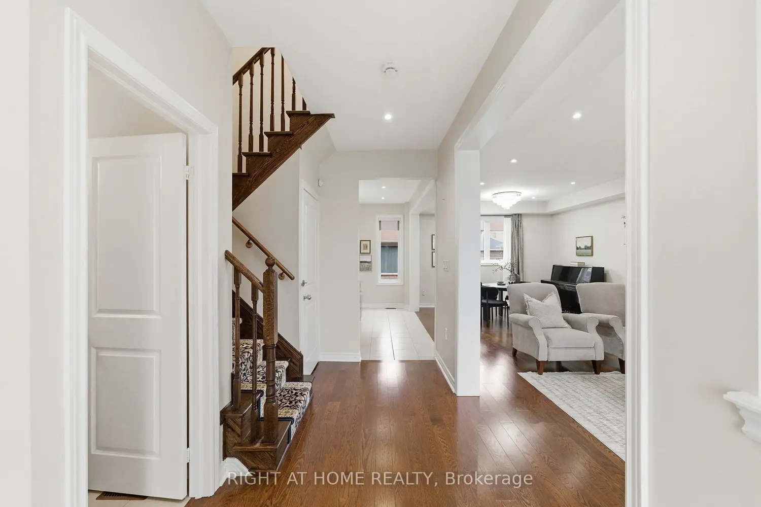 35 Gough Lane photo 3